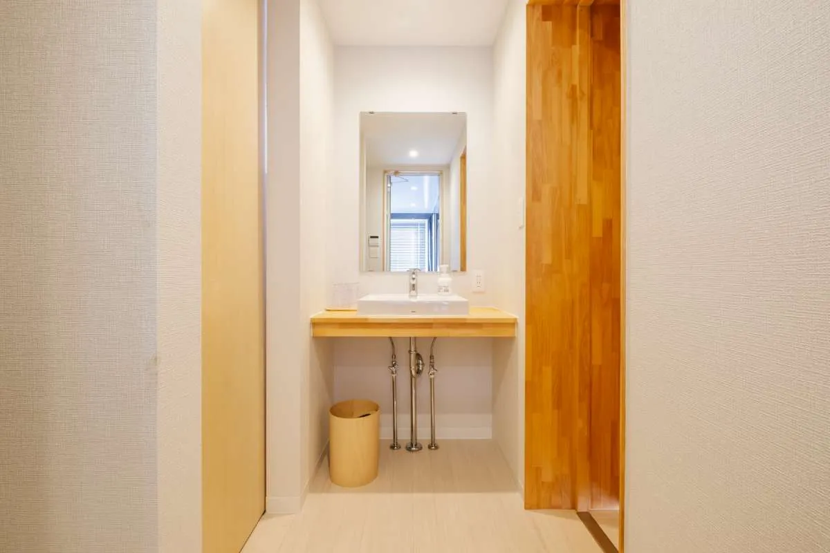 造作洗面台はシンプルながらお洒落さもあります。カウンタートップの下部には収納ワゴンやごみ箱など配置することができます。