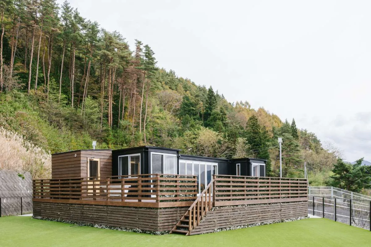 限定１棟のグランピング施設の建築事例です。高台の土地で眺望が良好で富士山を一望できるので他にない施設。