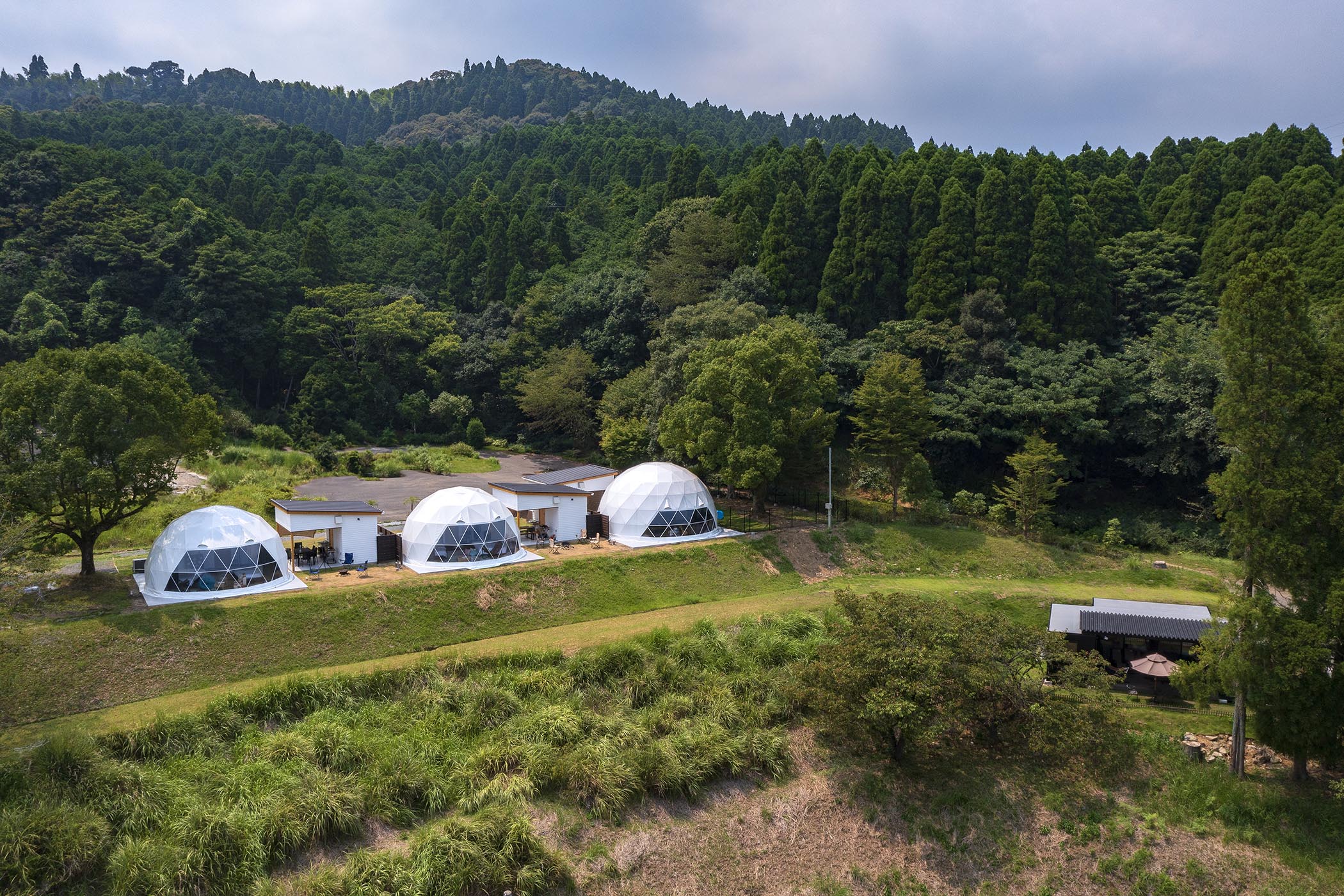 周りには自然が豊富な環境にドームテントの宿泊施設と弊社の１棟限定のユニットハウス