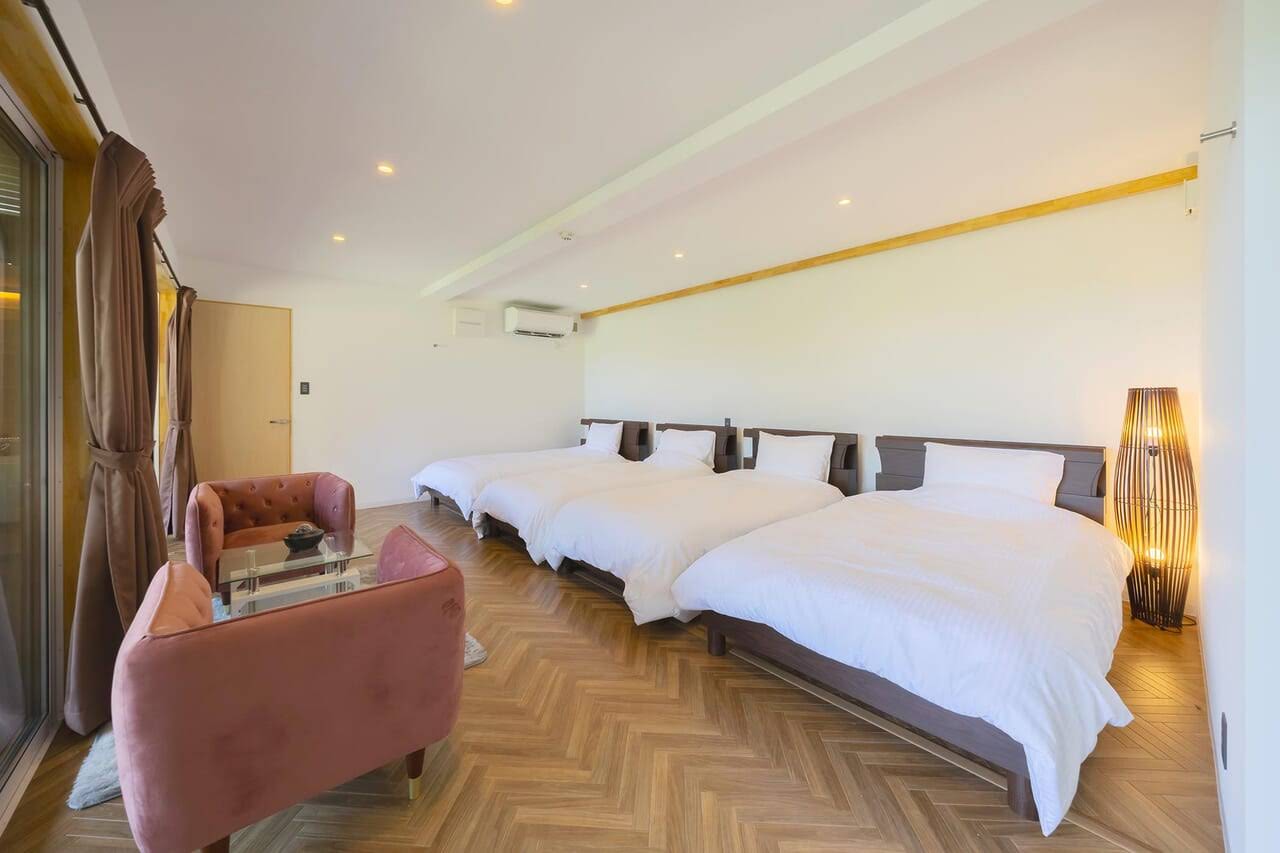 ベット４つ分とリビングスペースを確保できる。ヘリボーンの床材が個性的でおしゃれです。