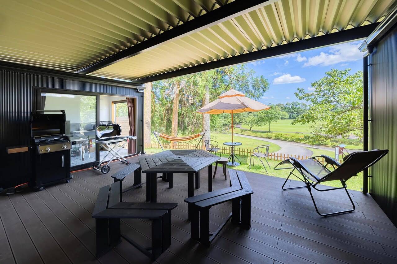 屋根付きのウッドデッキスペースはアウターリビングとして活用ができます。BBQコンロもありますので  おいしい地元食材を焼いておいしい食事を楽しむことができます。