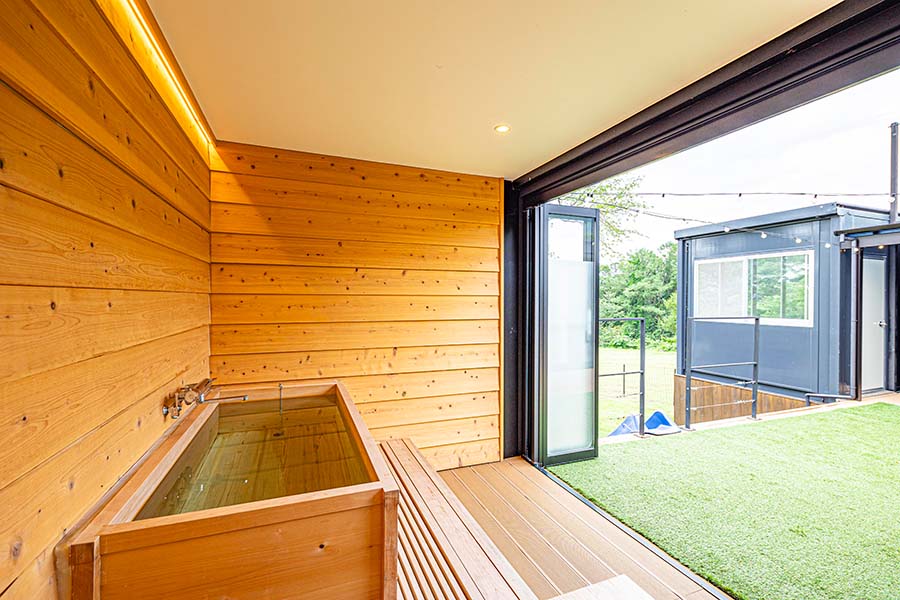 解放感のあるヒノキ風呂、サッシはフル解放できますので普段味わえない露天風呂のような体験もできます。