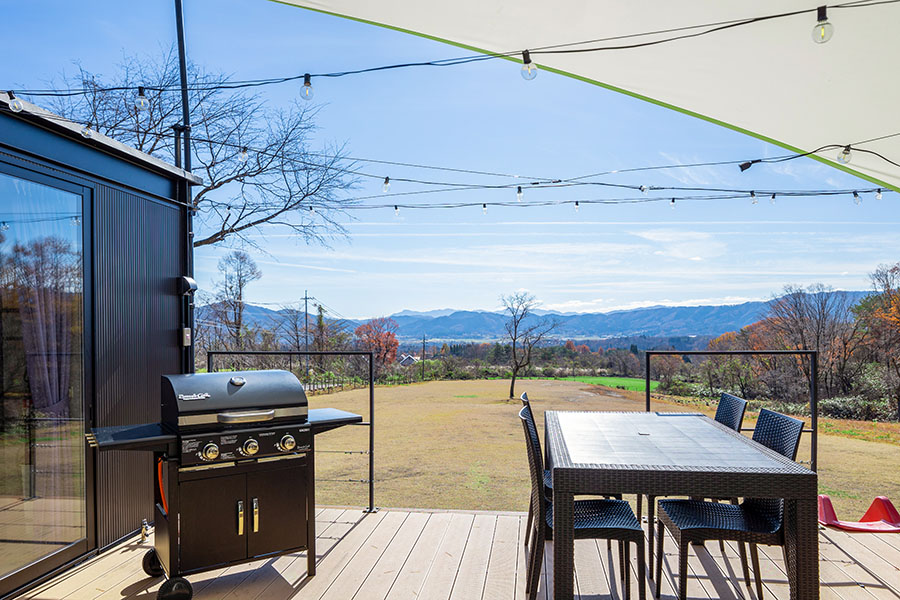 絶景を見ながらのBBQも最高ですね。地産地消の食材と共に食事でも非日常を体験できます。