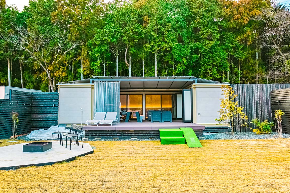 広い敷地のグランピング施設の他、この施設はワンちゃんと一緒に宿泊することができる施設です。広いお庭でワンちゃんも楽しく走り回れる環境を作っております。