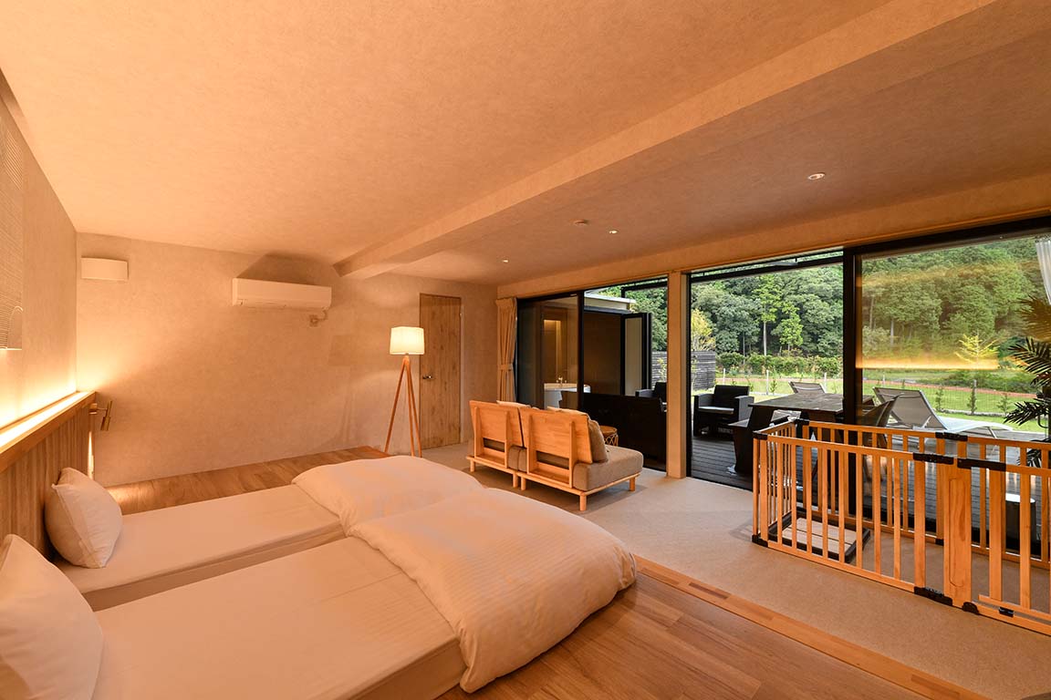 ナチュラルな内観デザインが広がる緑の環境に調和していて、落ち着ける宿泊施設になっています。