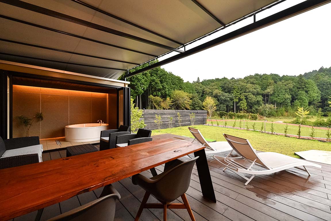 屋根付きウッドデッキは悪天候時も問題なく過ごすことができます。