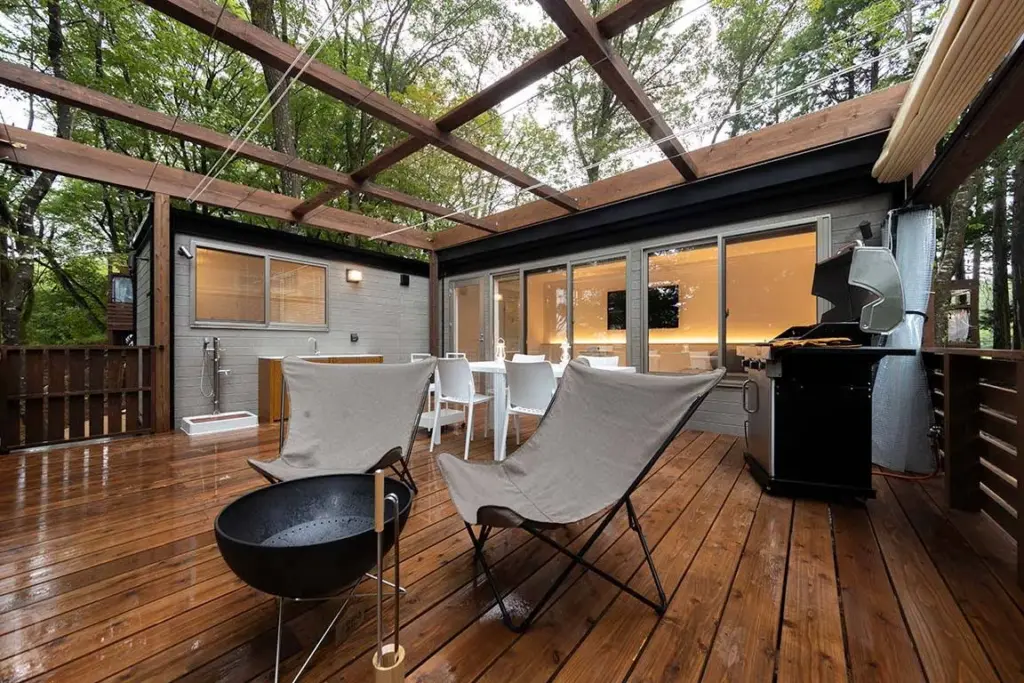 メガボックス建築事例：「岐阜県」湖畔の側に広がる森林、非日常感・貸別荘（宿泊施設）「MEGABOX」