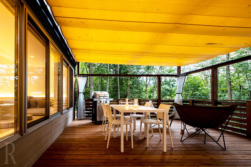 屋根をかければ雨天時も食事を楽しむことができます。雨音も癒しのBGMへと変わります。