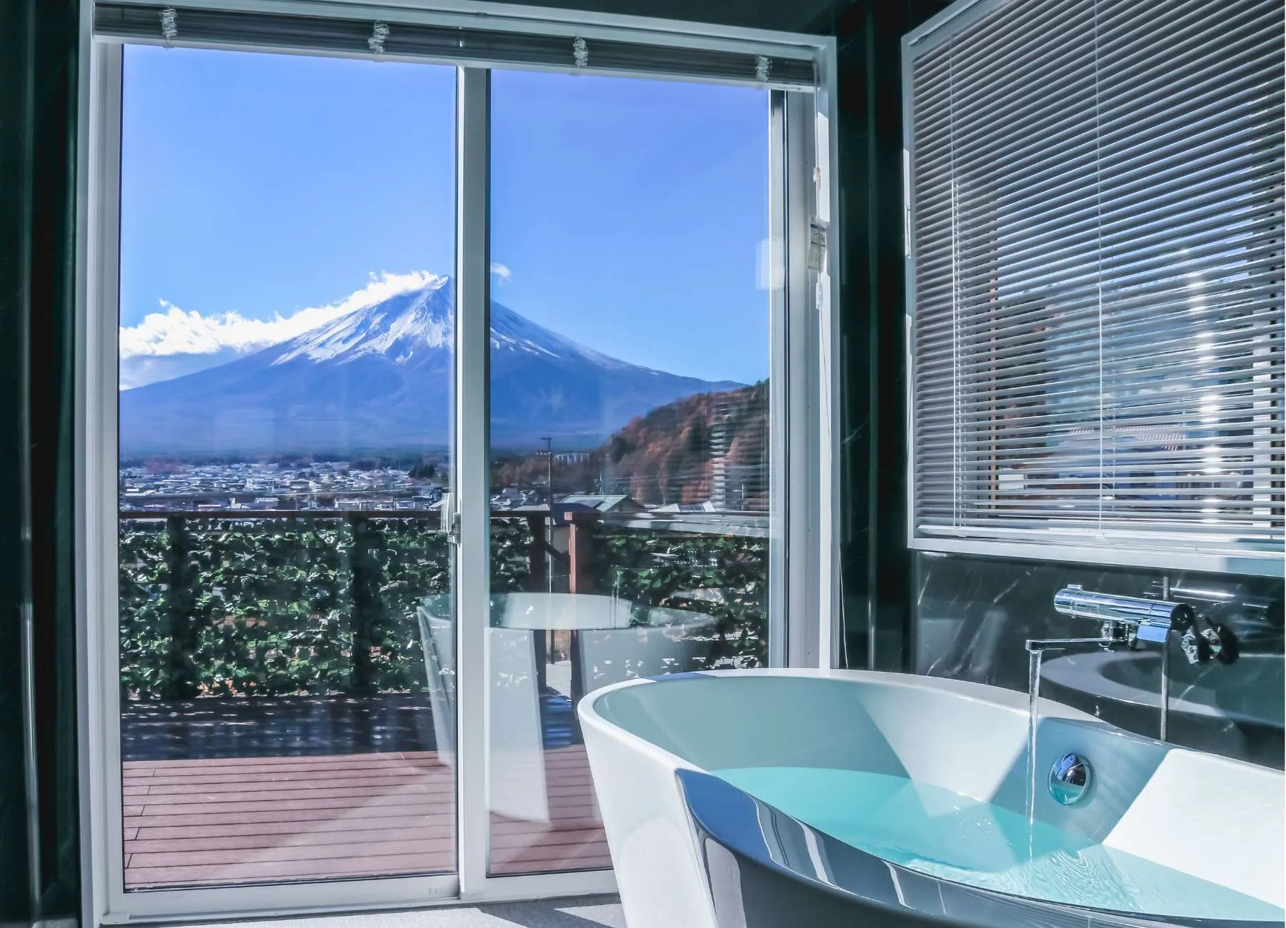 室内にお風呂もございます。こちらからも富士山を眺めながら入浴することができます。