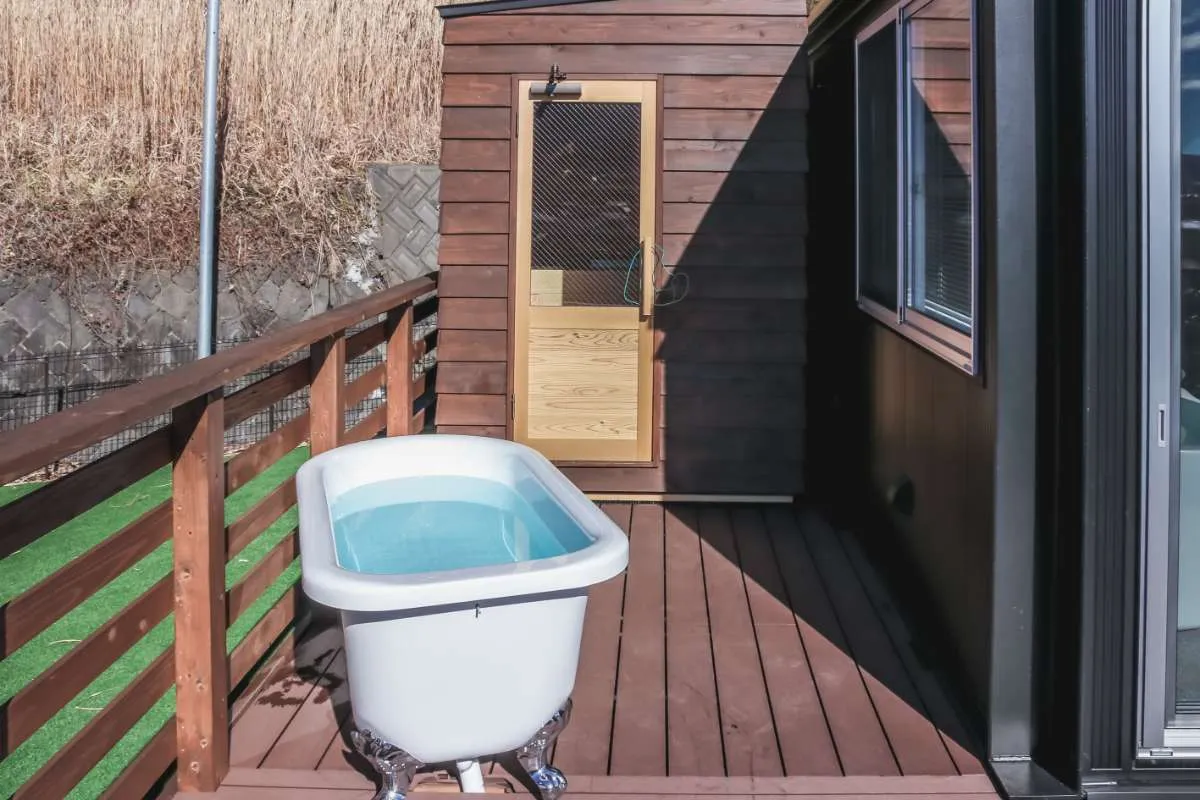 サウナに入ってすぐ外の水風呂に入ることが出来、富士山を眺めながら入ることができます。