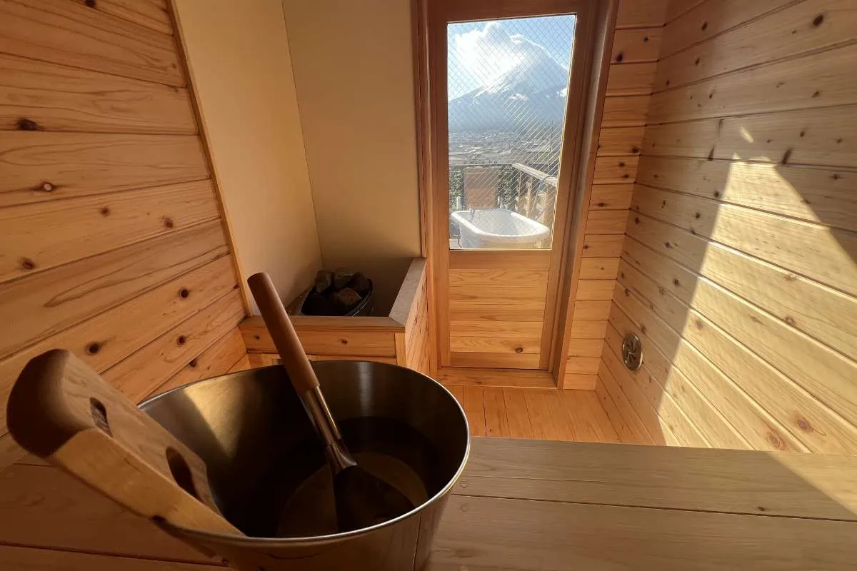 メガボックス建築事例：「山梨県」宿泊施設富士の絶景を眺めながら過ごす「MEGABOX」