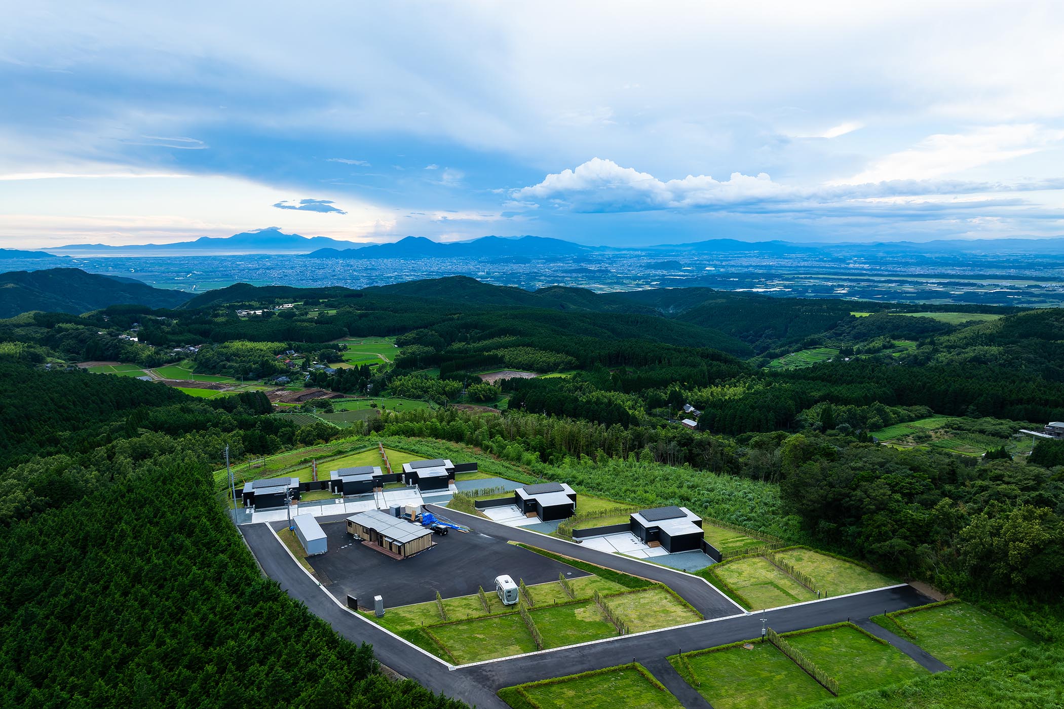 自然と絶景に囲まれたこの環境に５棟のグランピング施設と中央の管理棟の建築をお任せいただきました。大規模なグランピング施設の建築実績になります。