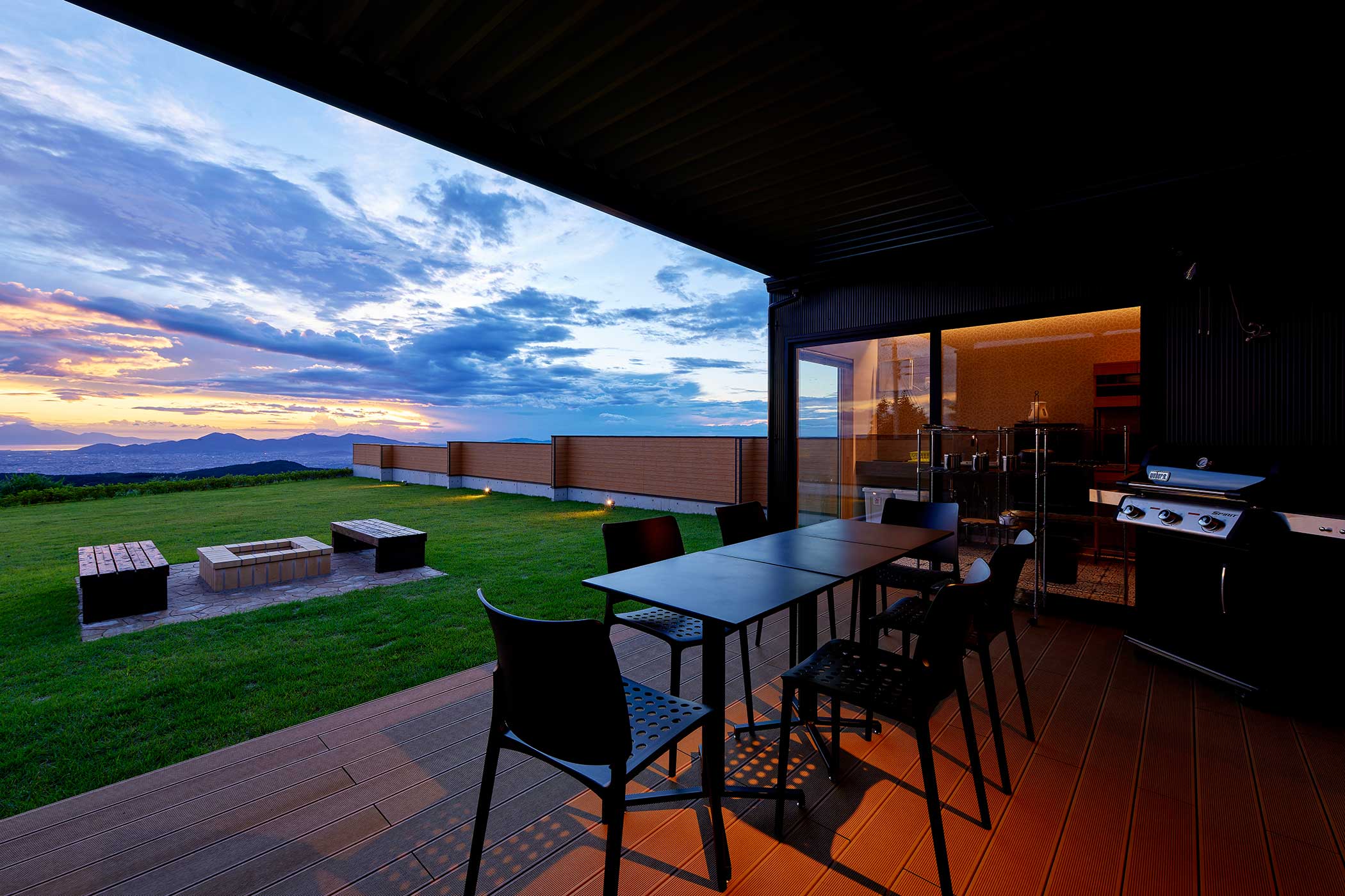 朝、昼、夜と表情を変える環境でBBQを楽しむ、ここでしかできない体験がこの施設にはつまっています。  弊社はここにしかない体験を宿泊者ができるようにオーナー様と話合いながら最高の施設建築を目指します。