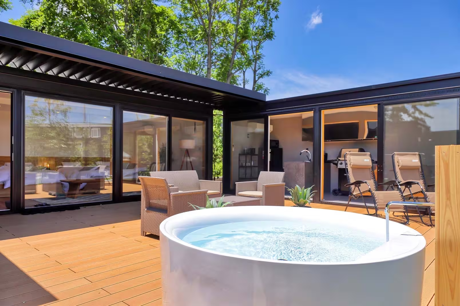 外にはジャグジーを完備しておりますので開放的に非日常感を味わうことができます。