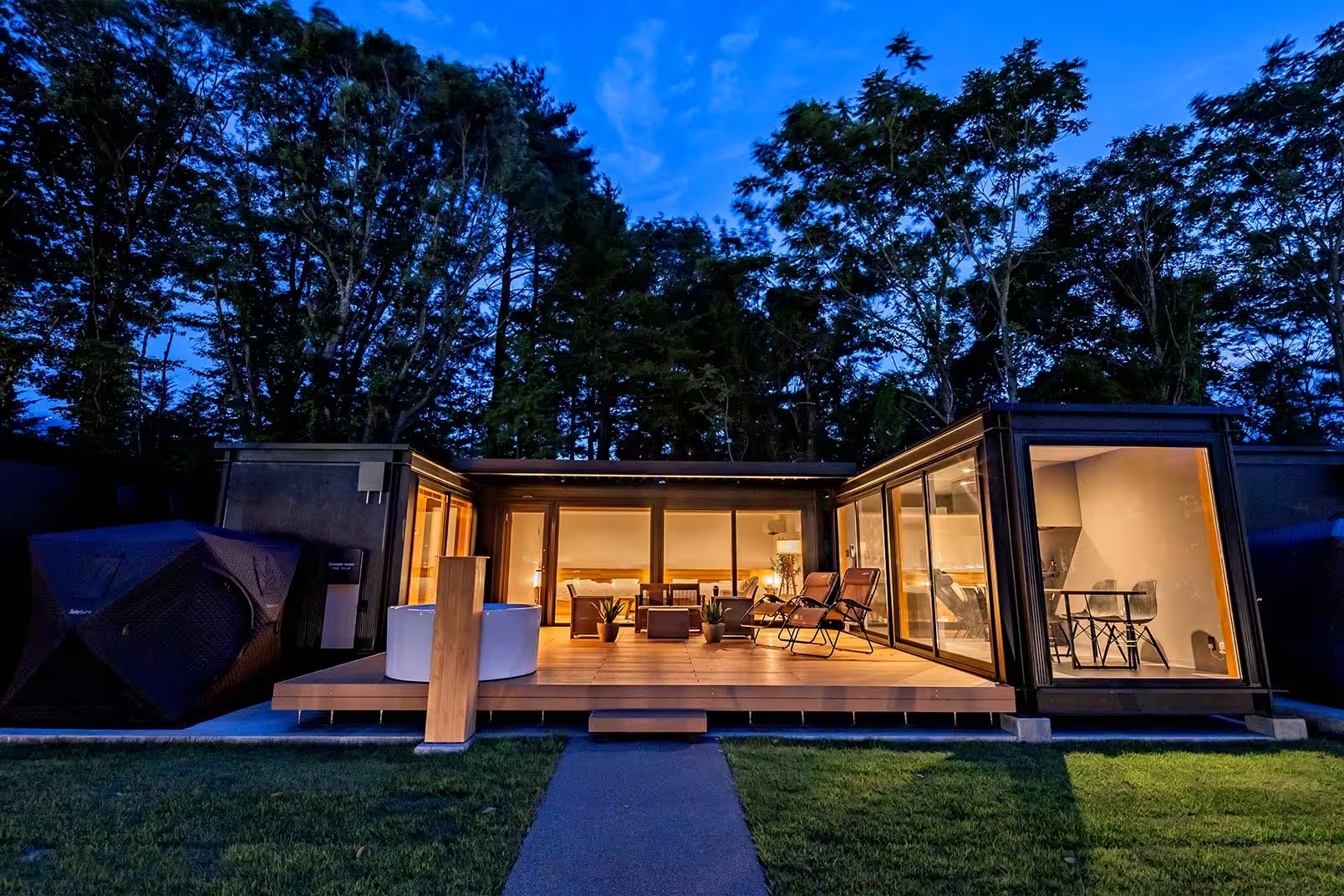 ブラックの外壁やむき出しの鉄骨構造体の無骨さがカッコいい、夜には凹凸に陰影ができ表情を変えます。