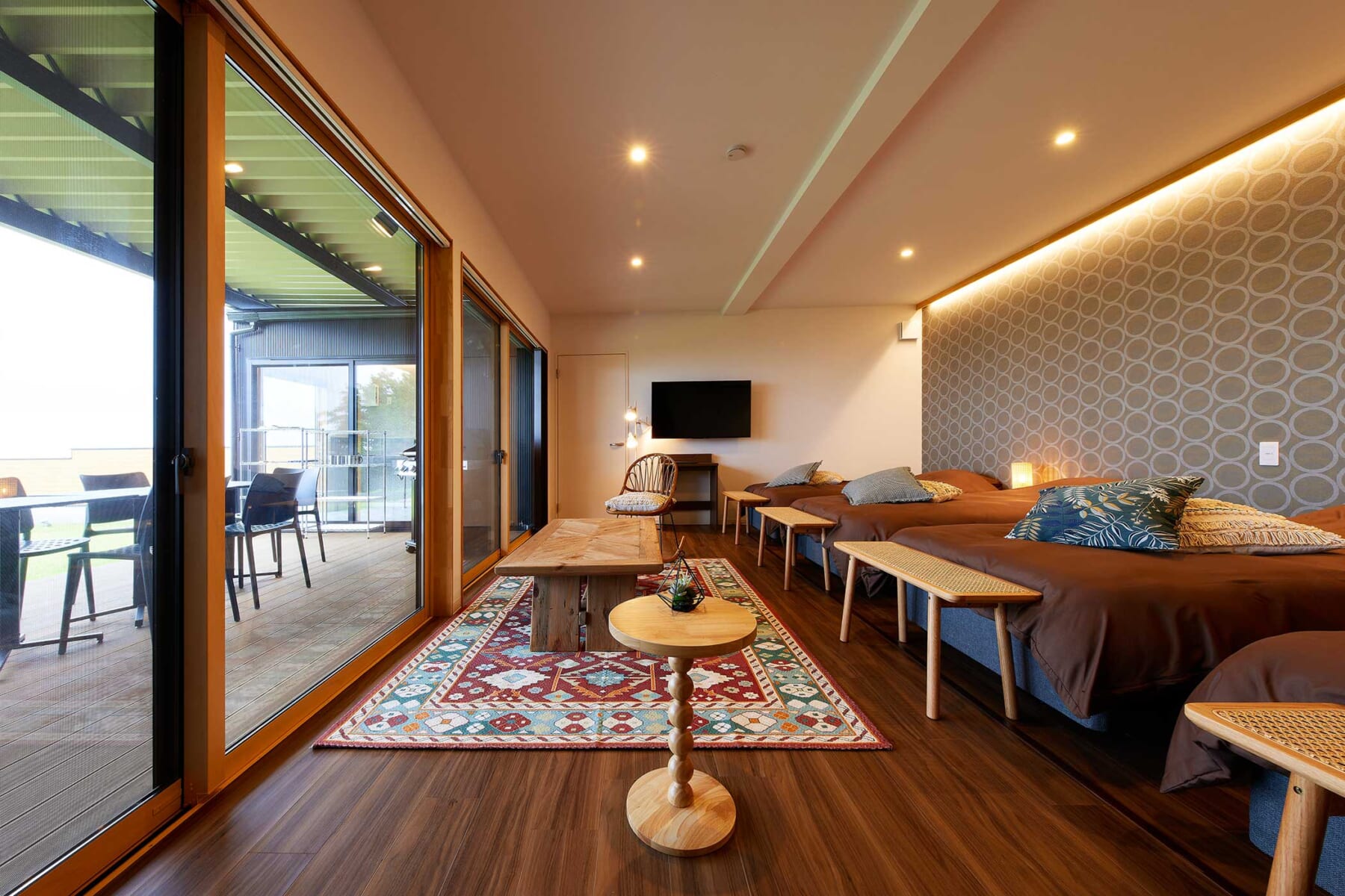 お金をかければいいというわけではないです。建築費をかけすぎれば宿泊費をあげるしかない、上げた場合は高くなり宿泊者に選ばれなくなく、建築費とクオリティーのバランスが重要です。弊社のオーダーメイド商品はご予算と計画とクオリティーをオーナー様とはなしあいながら最適な提案をできます。コンテナハウスでは再現できないスタイリッシュさのある宿泊施設建築を是非ご検討下さい。