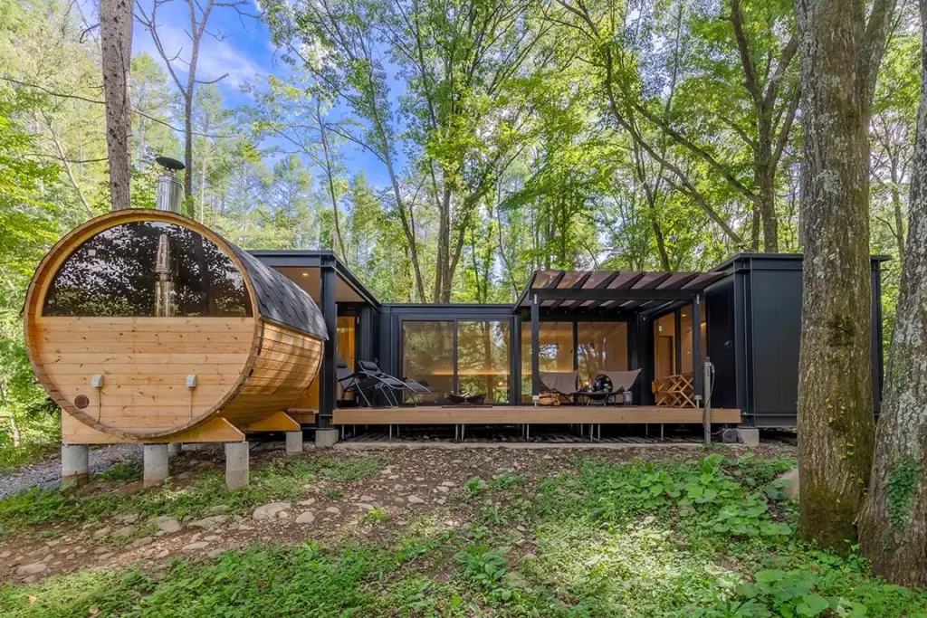 メガボックス建築事例：「長野県」森林に囲まれたプライベート空間グランピング（宿泊施設）「MEGABOX」