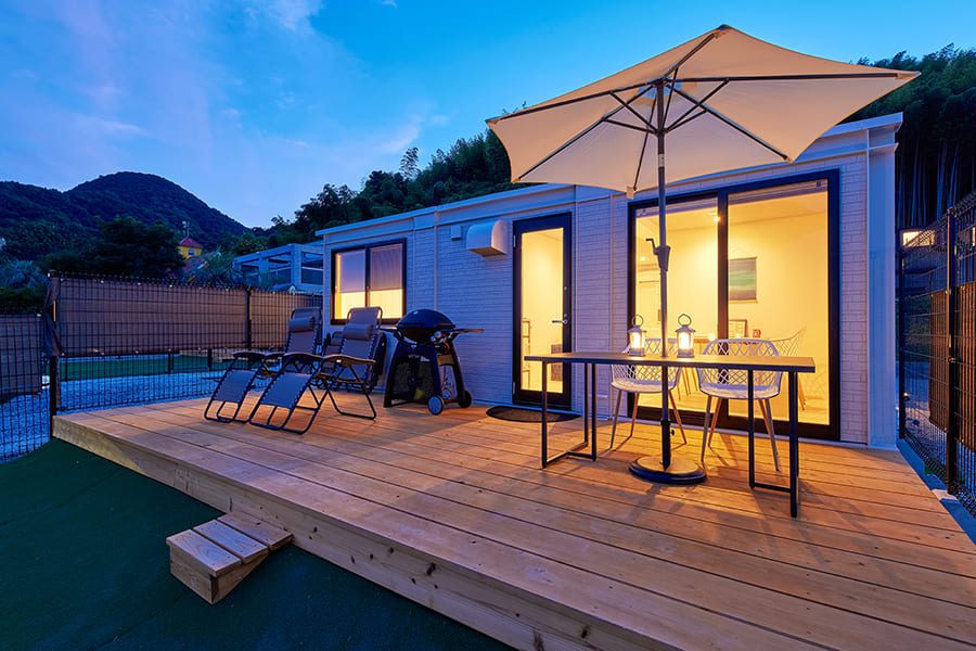 夜はまたぐっと雰囲気がかわります。広めのウッドデッキでBBQを味わったり、夜の静寂に響く波の音を感じることができます。