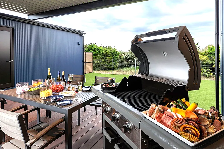 テラスでは、プライベートなBBQを楽しむことができます。開放的な空間の中で、くつろぎながら食事を楽しめる環境を整えています。