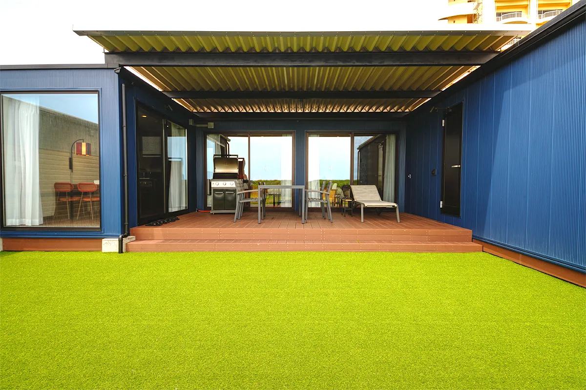 芝生付きの庭で犬が思い切り遊べる空間。海を一望できる絶好のロケーションに、ファミリーやペット連れのお客様が安心して滞在できるよう設計されたヴィラ棟を納品いたしました。