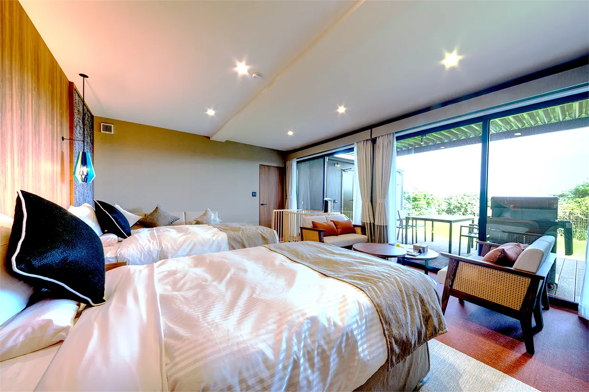 テラスまで視線が抜けるレイアウトが、より広がりのある滞在体験を叶えています。