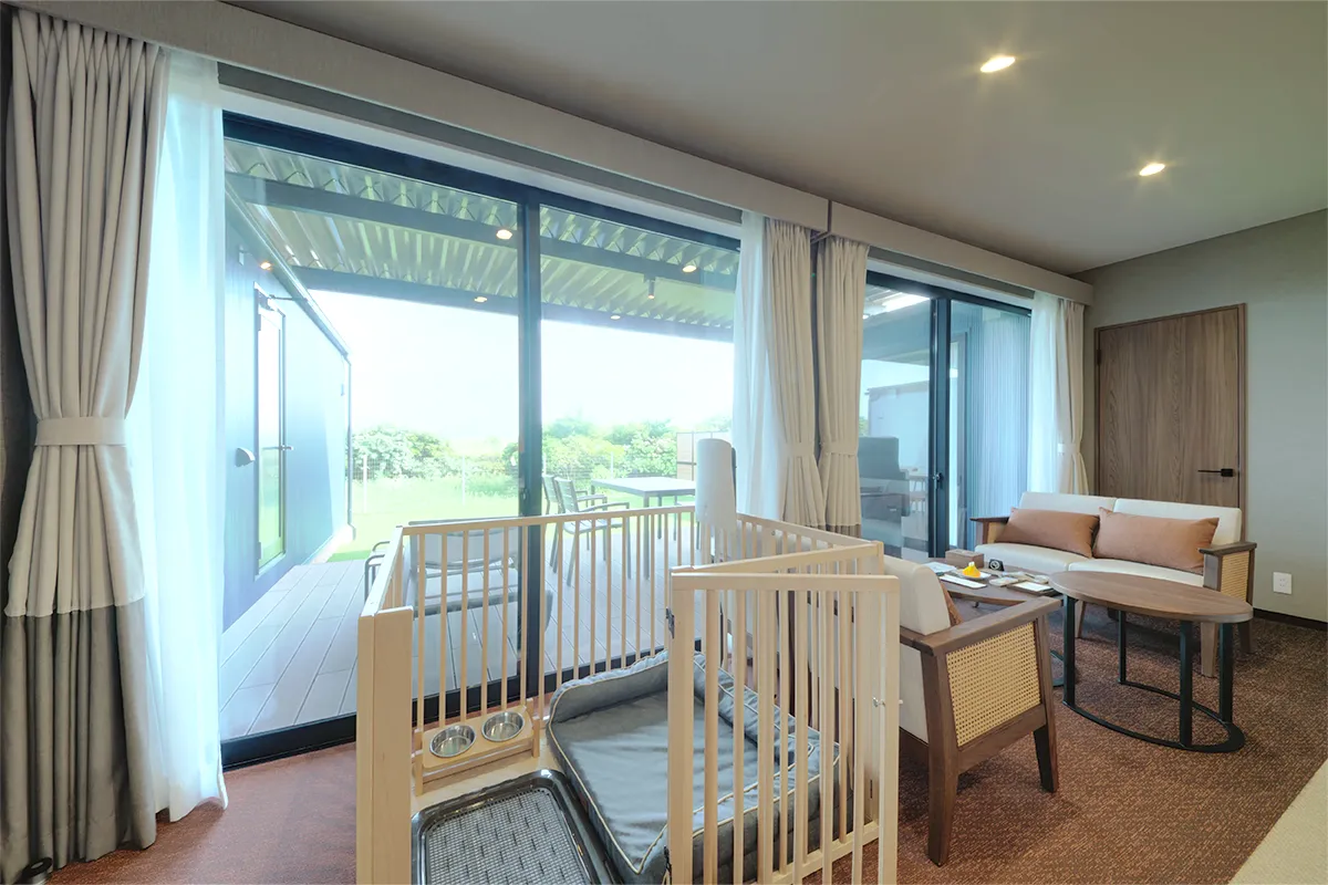 お部屋には愛犬専用のスペースを設け、ケージやベッド、食器まで完備。旅先でも安心して過ごせる環境を整えました。