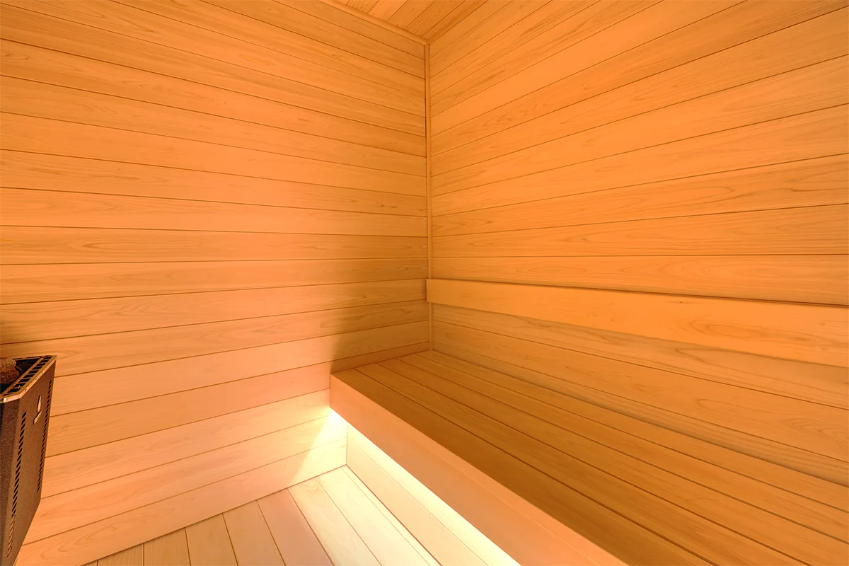 シンプルでモダンなデザインに、サウナを併設した贅沢なバスルーム。特別感を高める要素として、宿泊体験にさらなる価値を加えています。