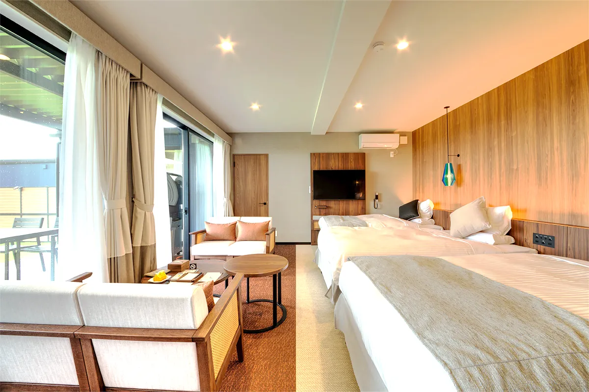 大きな窓を配し、自然光をたっぷり取り込むことで室内にいながらも開放感を味わえるつくりに。