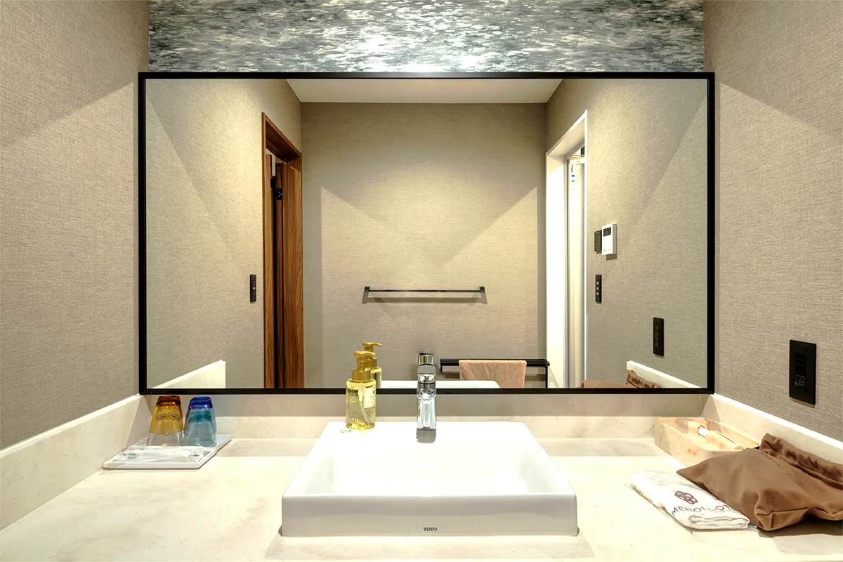 シンプルで洗練されたデザインの洗面スペースは、日常の身支度も快適に行える空間に仕上げています。