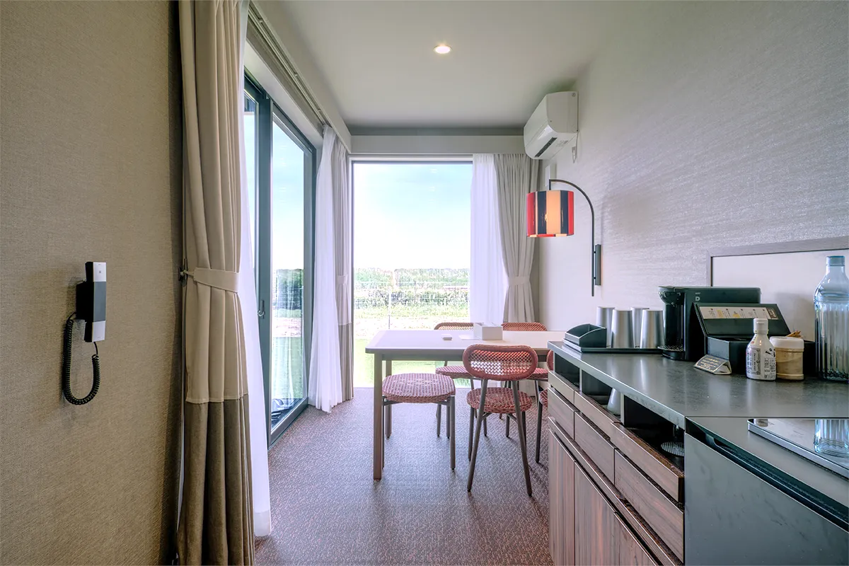 大きな窓を配し、自然光と景色を取り込みながら過ごせるダイニングスペースも設計しました。外の風景を眺めながら食事やティータイムを楽しむことで、滞在そのものが特別な体験に。