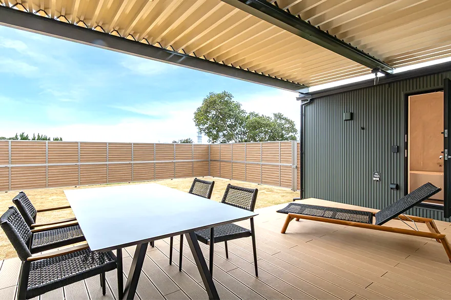 テラスでは、ご家族や愛犬とともにプライベートな時間をゆったりと過ごすことができます。自然の風や空気を感じながら、日常を忘れてくつろげる空間づくりを大切にしています。