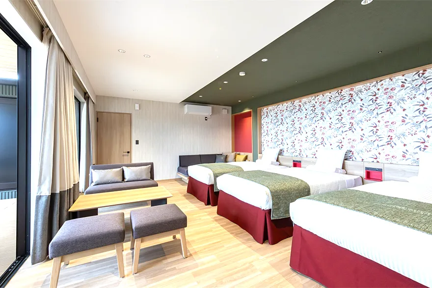 室内では、ご家族や愛犬とともにゆったりとくつろぎの時間を過ごすことができます。やわらかな光が差し込む落ち着いた空間で、日常を離れてリラックスできる設計を大切にしています。