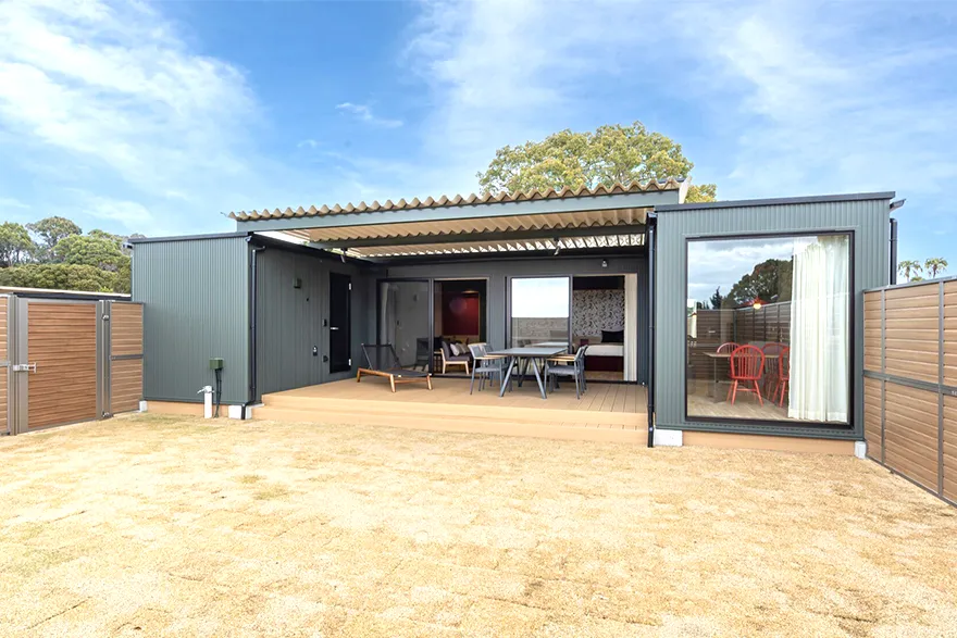 愛犬とともに快適に過ごせるプライベート空間。自然に囲まれた開放的なロケーションに、ご家族や愛犬とともに快適な時間を楽しめるよう設計したヴィラ棟を納品いたしました。