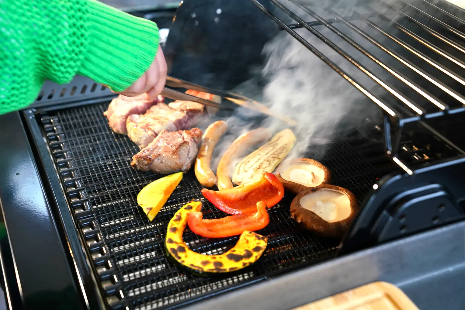 開放感あふれるテラスでは、自然を感じながら本格BBQを楽しむことができます。香ばしい香りとともに味わう食事の時間は、日常を離れた特別なひとときを過ごすことができます。